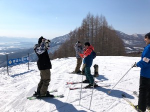 上級者たちの一部は山頂から下までガッツリ滑ります